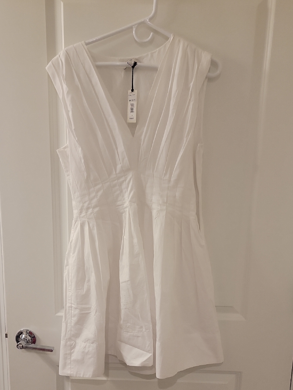 White V-Neck Sleeveless Dress